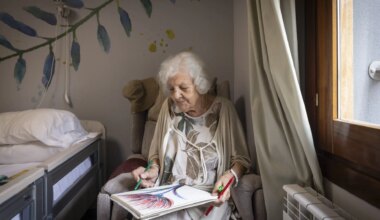 la intensa vida en la pintura de una mujer incansable de 98 años