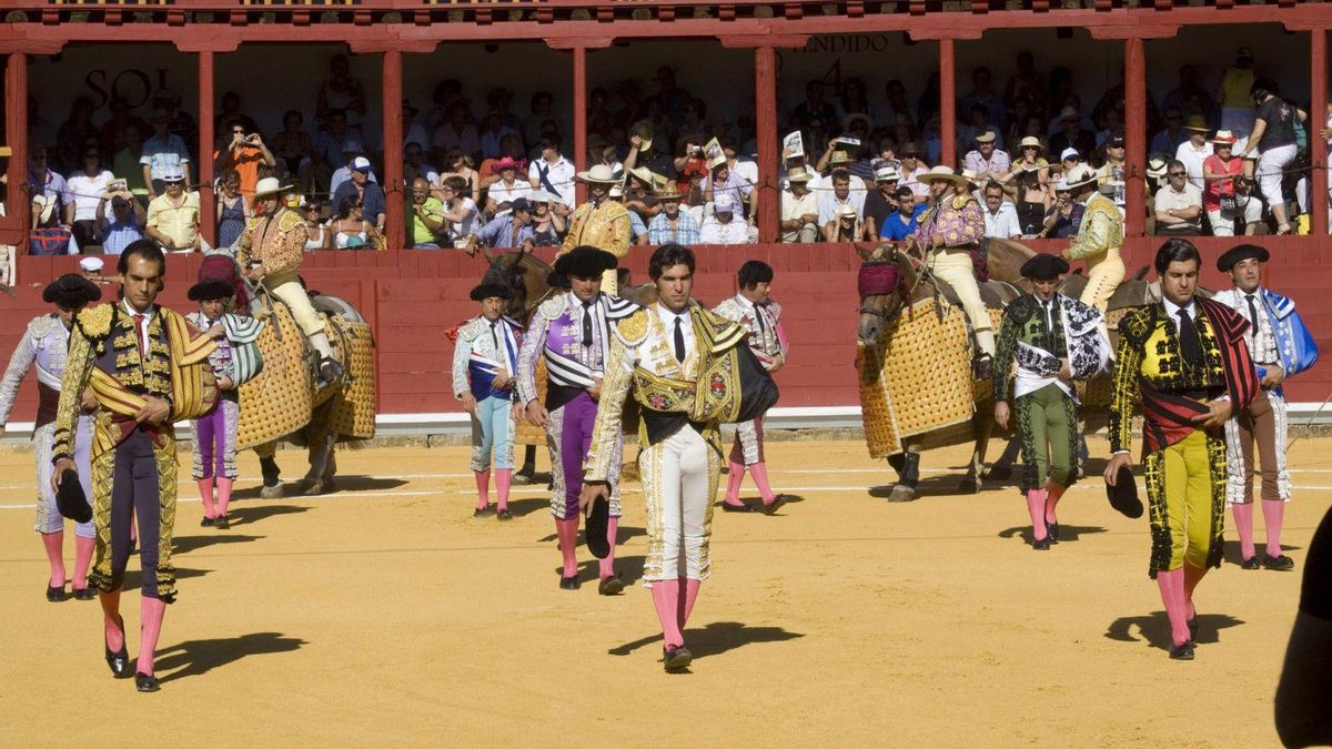 Paseíllo de la corrida de reinauguración de la plaza de toros de Toro.