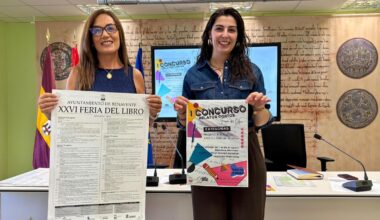 La directora de la Biblioteca Municipal, María José Pérez, y la concejala de Cultura, Mercedes Benítez, durante la presentación.