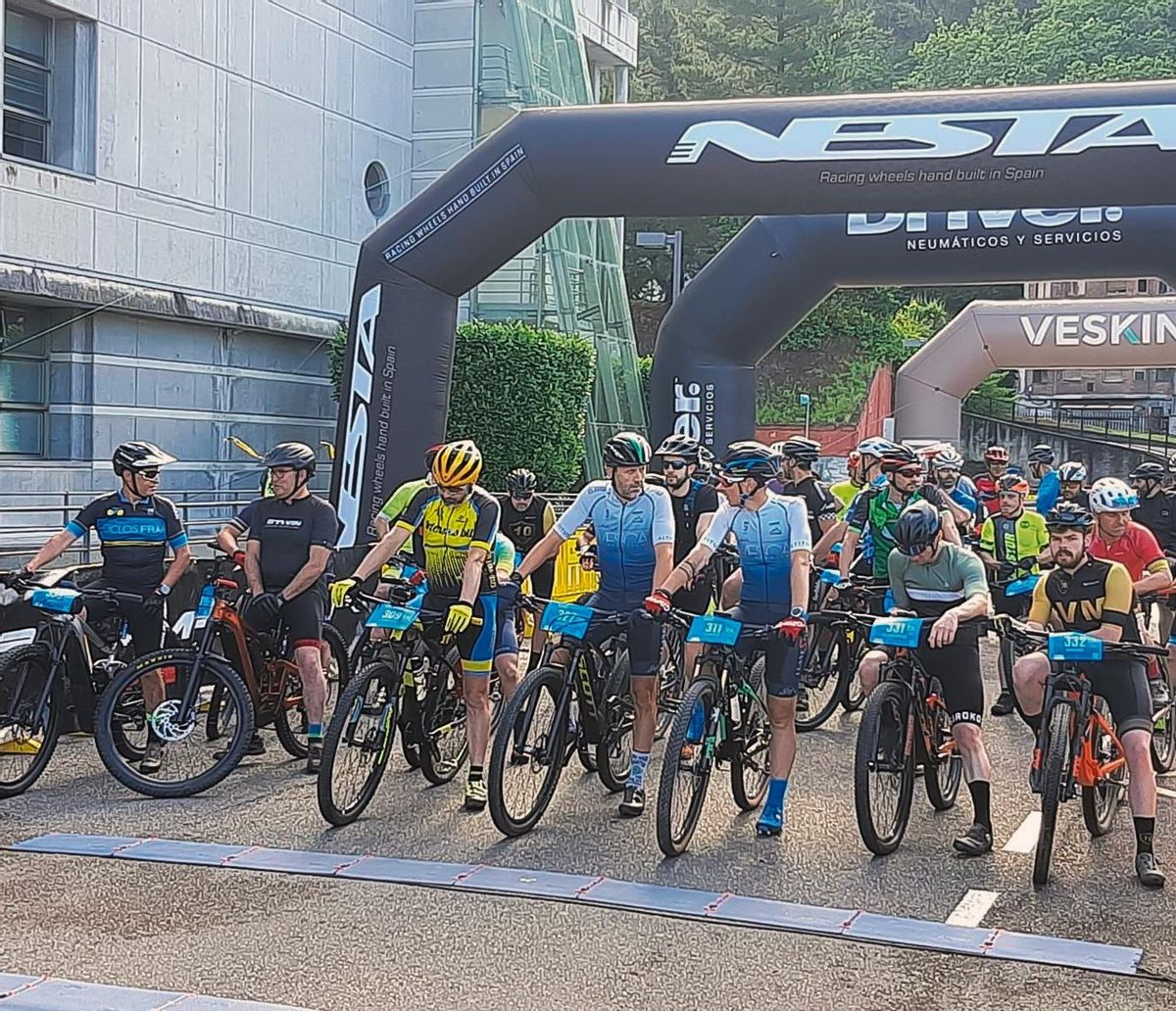 Los ciclistas se preparan en Mieres para tomar la salida del BTT Desafío del Carbón
