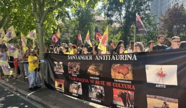 Medio centenar de personas se concentra en Santander contra la "masacre" de la tauromaquia