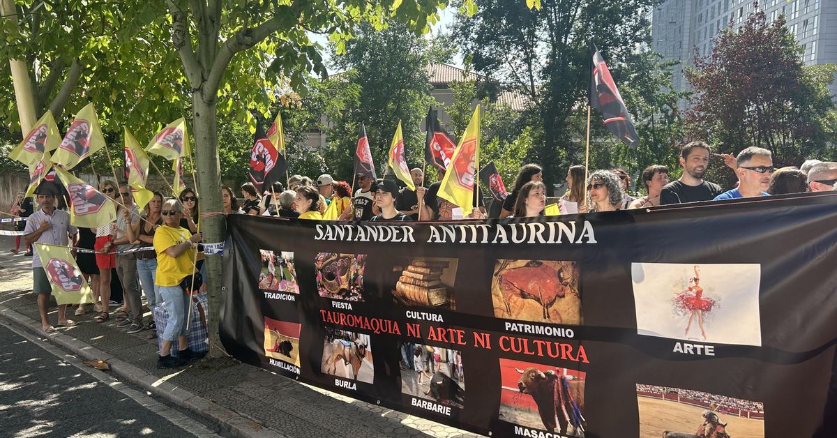 Medio centenar de personas se concentra en Santander contra la "masacre" de la tauromaquia