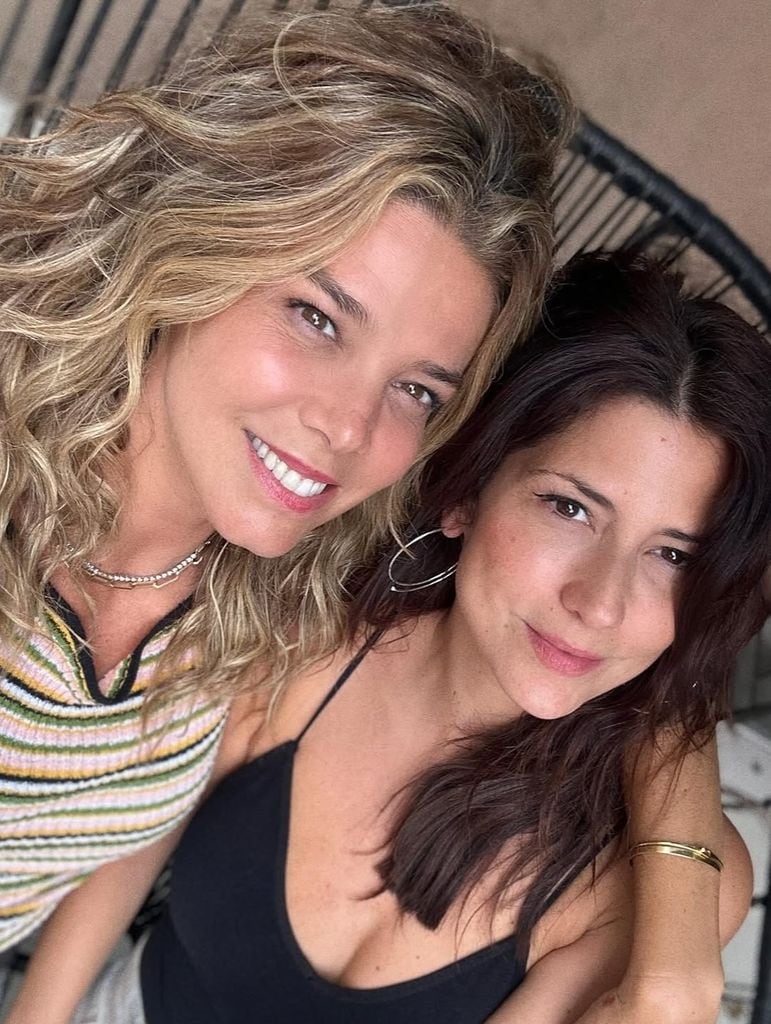 Juana Acosta con su hermana Valentina, dos gotas de agua
