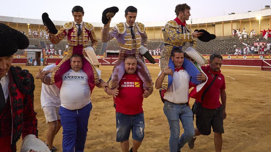 Fotos de la corrida de toros en Tudela con toros de Garzón Valdenebro