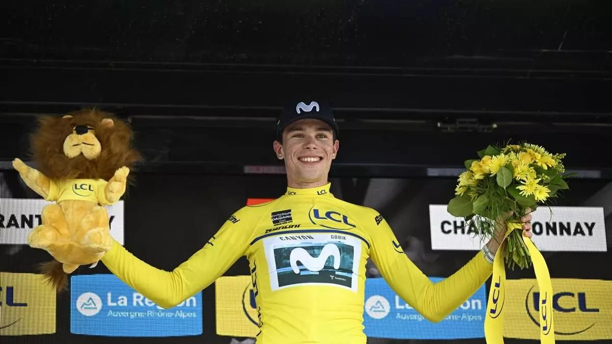 Iván Romeo, con el jersey amarillo