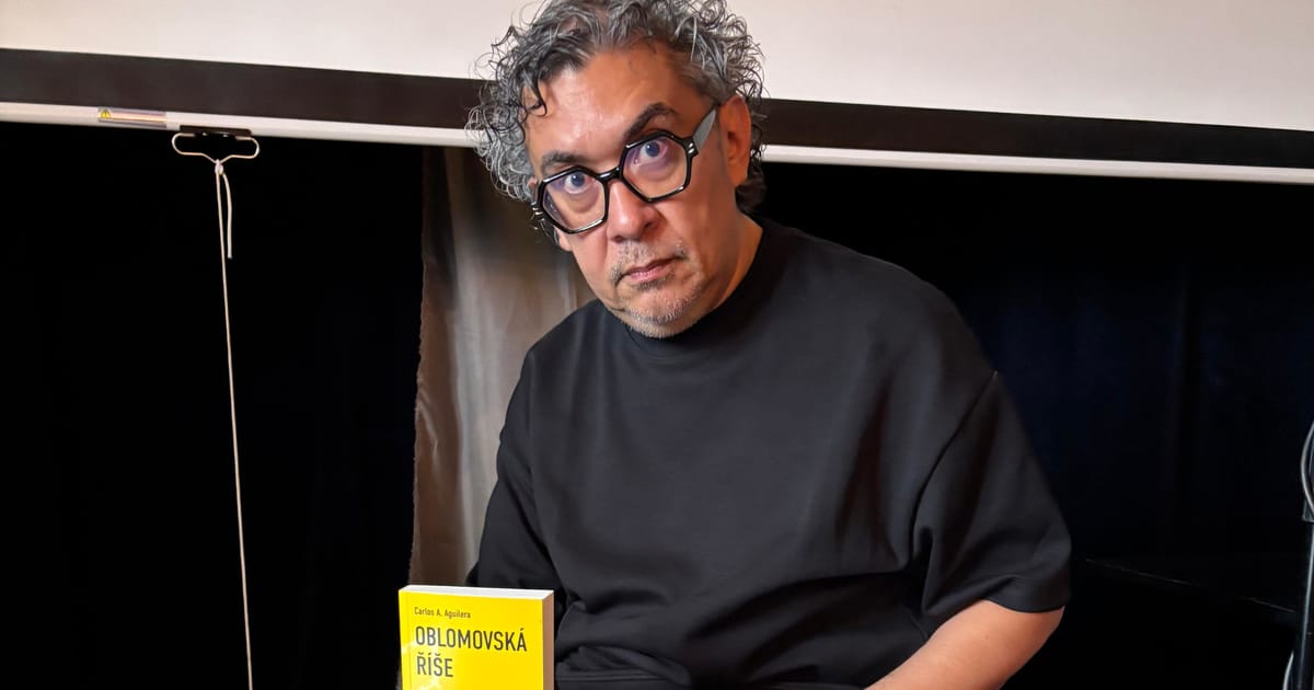 Carlos A. Aguilera: “Nunca existe un papel que diga tu libro está prohibido, pero tu libro ya no se publica más”