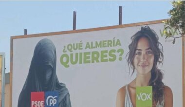 El cartel polémico de Vox que obliga al Ayuntamiento de El Ejido (Almería) a taparlo con una lona