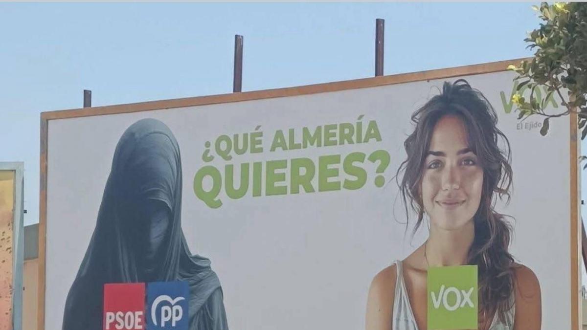 El cartel polémico de Vox que obliga al Ayuntamiento de El Ejido (Almería) a taparlo con una lona
