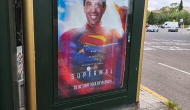 El arte urbano furtivo convierte a Mazón en el protagonista de la película 'Supermal'