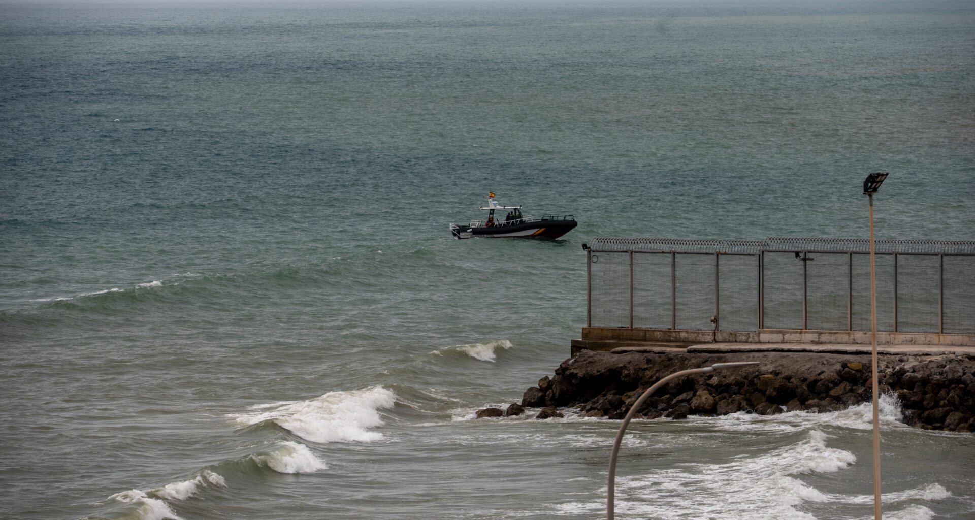 Más de 50 menores inmigrantes entran a nado en Ceuta en una noche y la ciudad pide «auxilio» al Gobierno