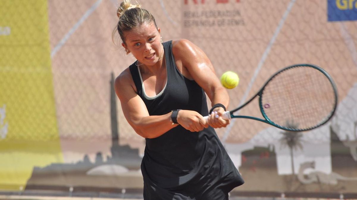 Geerlings devuelve una pelota en la final del I ITF W15 Las Palmas de Gran Canaria.