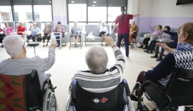 Personas mayores ejercitándose en grupo