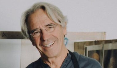 Enric Majoral posando junto a sus obras.