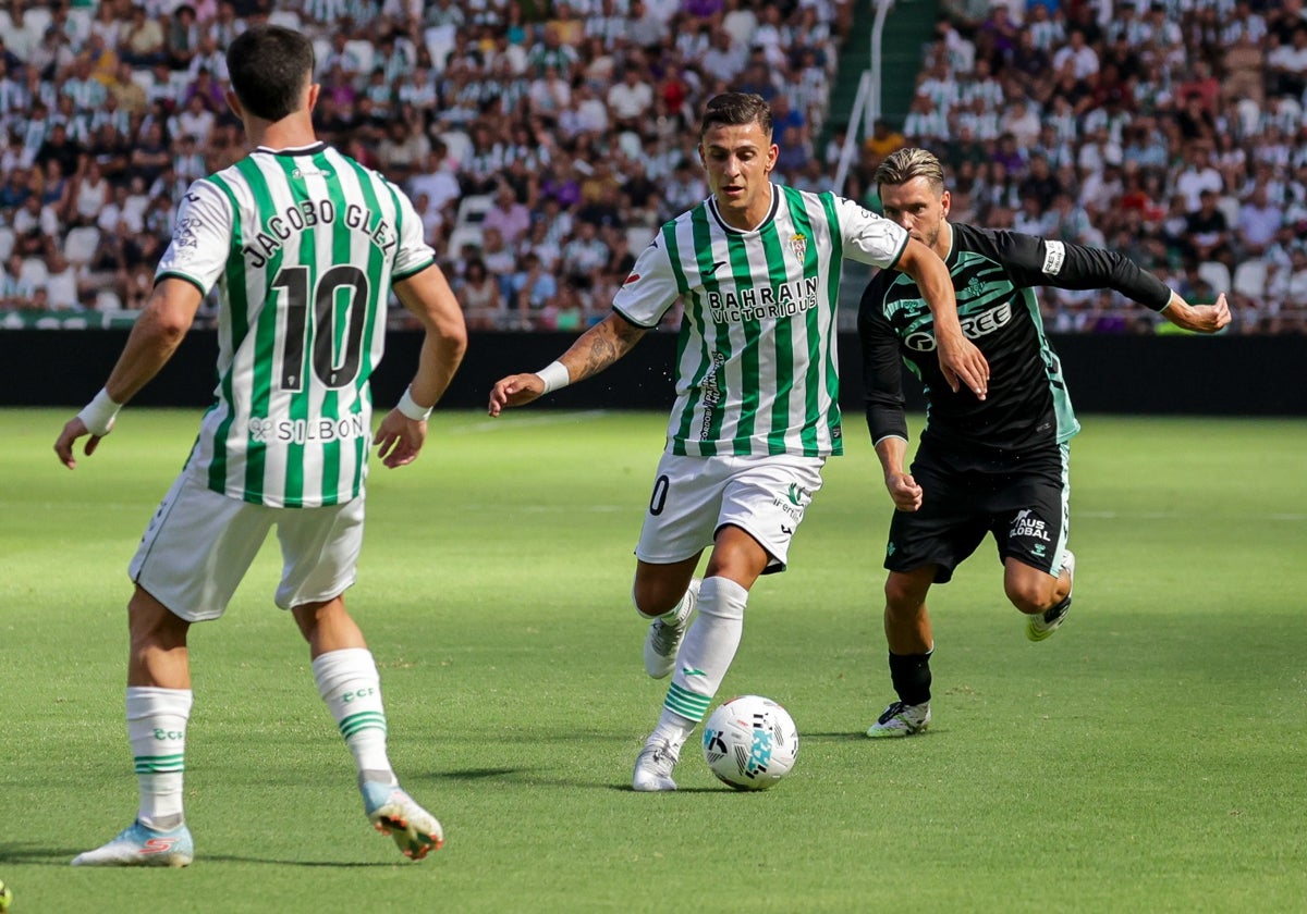 Alcedo conduce el balón durante el partido con el Betis