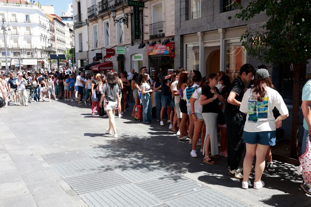 Colas para la pop-up de Aitana