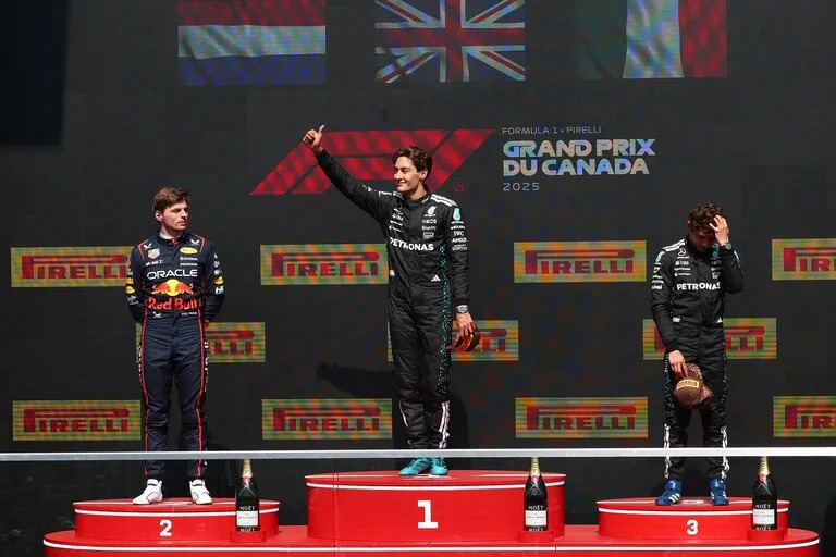 George Russell celebra su victoria en el Gran Premio de Canadá, ante la mirada de Max Verstappen, su escolta, luego de una situación conflictiva entre ambos en régimen de auto de seguridad.