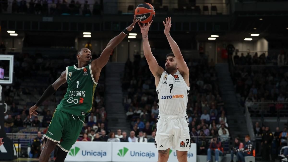 Facundo Campazzo y Lonnie Walker, en el Real Madrid - Zalgiris de Euroliga