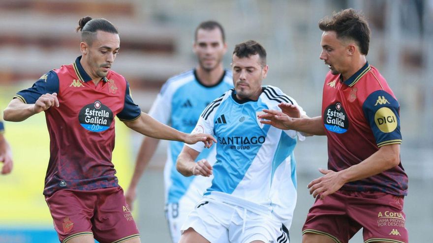 Luismi Cruz conduce la pelota junto a Genreau y un jugador del Compostela.