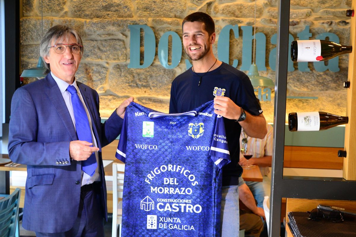 Samu Pereiro con Alberto González, ayer en su presentación como nuevo jugador del Frigoríficos.