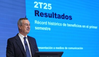 La pelea por seducir al accionista centra la batalla final en la opa de BBVA sobre Sabadell - La Voz de Galicia