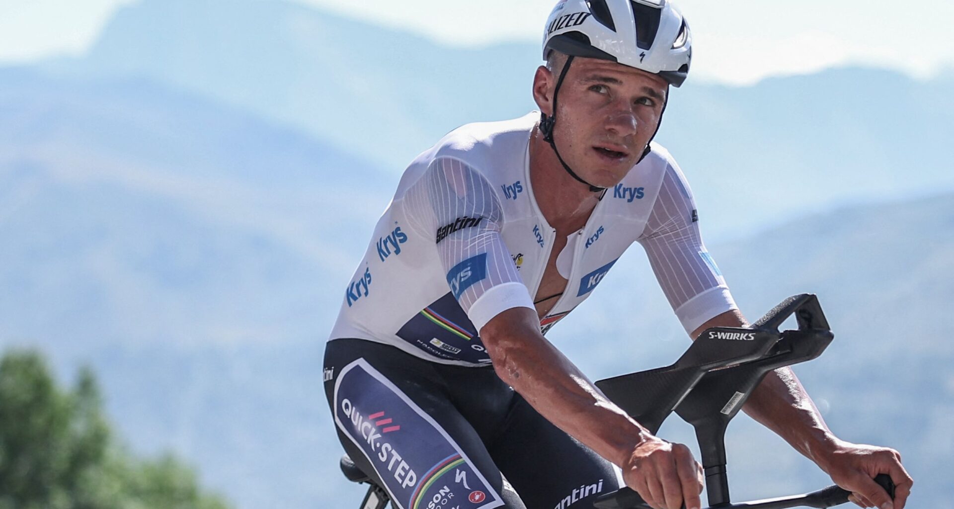 Remco Evenepoel pone en duda su presencia en la Clásica de Donostia tras confesar que corrió el Tour con una costilla rota y sinusitis