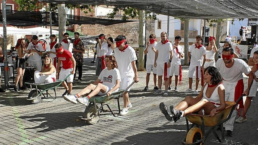 Una de las pruebas, ransportar en carretilla con los ojos cerrados.