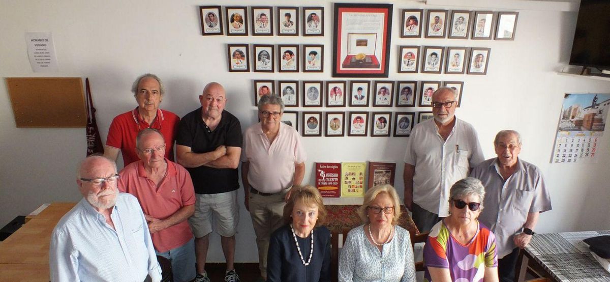 Miembros del Club Calerito en su sede de Santa Marina, patrimonio humano y vivo del legado taurino  en el Centro.