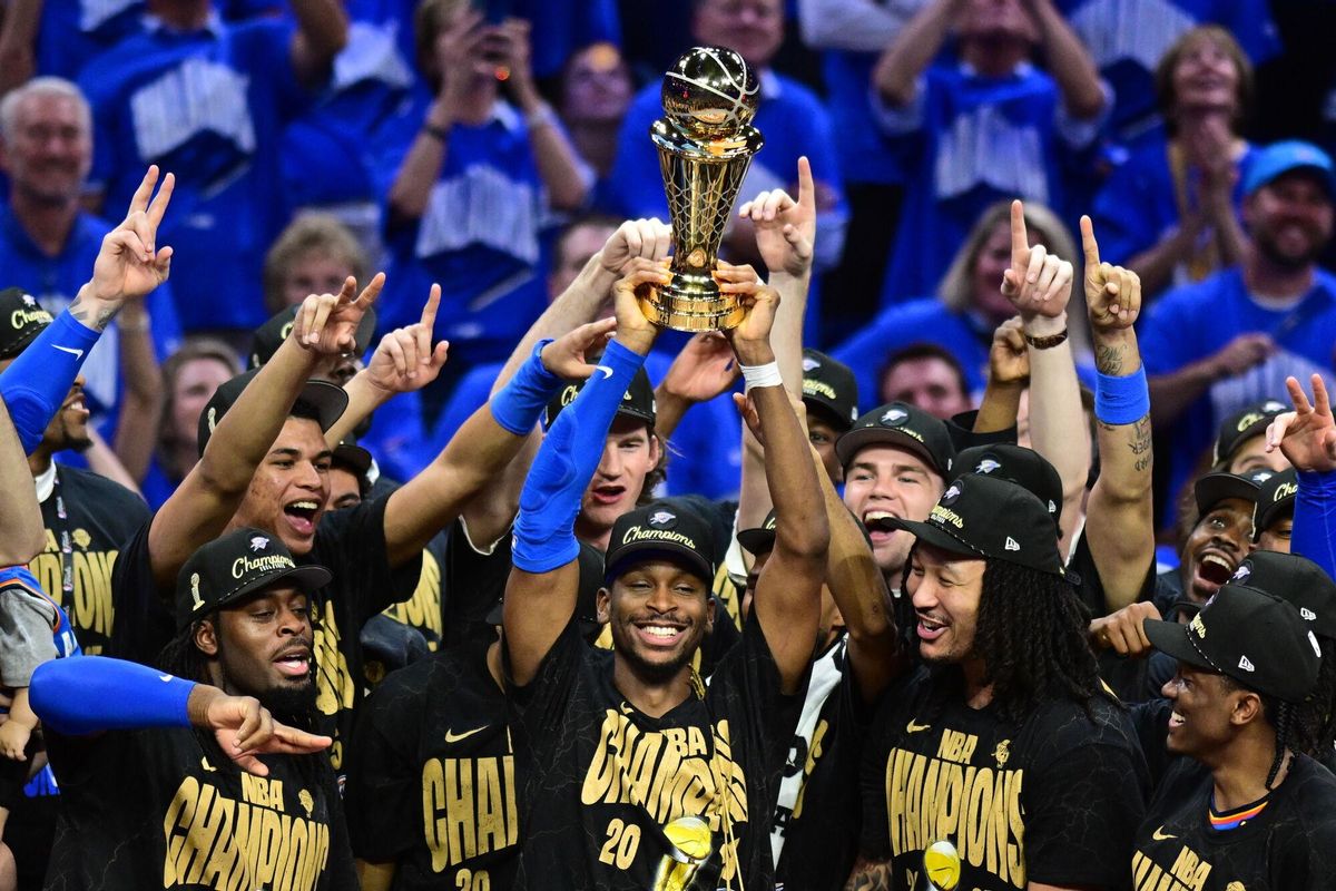 OKLAHOMA CITY (United States), 23/06/2025.- Oklahoma City Thunder guard Shai Gilgeous-Alexander (C) holds the Bill Russell NBA Finals Most Valuable Player Award following the Oklahoma City Thunder win of the NBA finals, defeating the Indiana Pacers in game seven, at the Paycom Center in Oklahoma City, Oklahoma, USA, 22 June 2025. (Baloncesto) EFE/EPA/MANUELA SOLDI SHUTTERSTOCK OUT. SHUTTERSTOCK OUT
