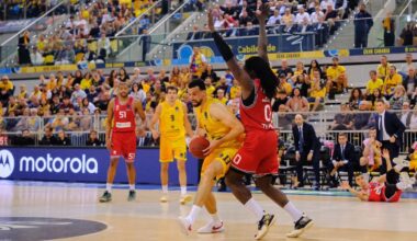 Pierre Pelos intenta anotar en la final de la Eurocup ante el Hapoel Tel Aviv.