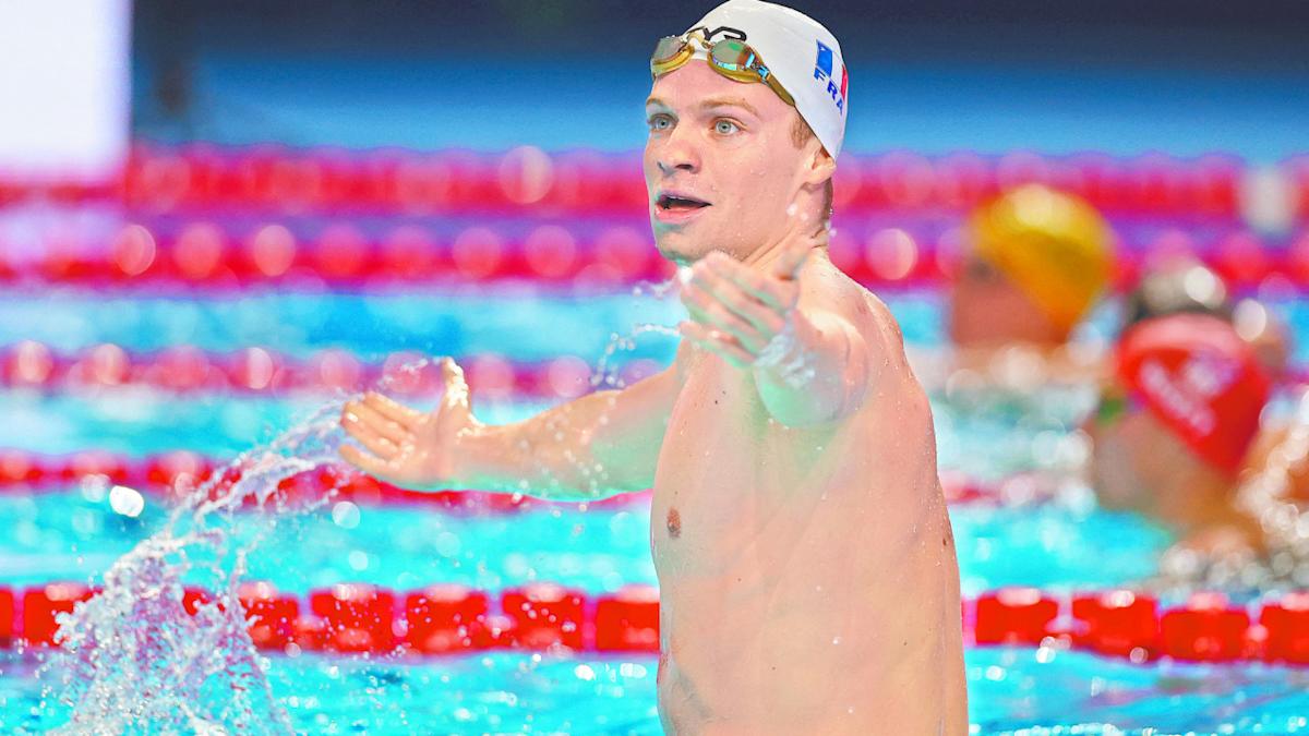 Léon Marchand vuelve a los reflectores con récord
