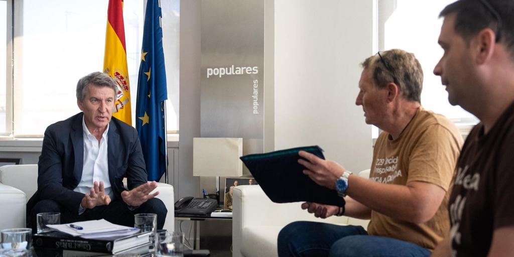 Feijóo promete a las víctimas mediar entre Sánchez y Mazón para unificar los planes de reconstrucción de Valencia