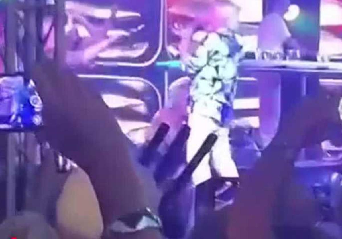 Polémica en Francia por una aparente felación de una espectadora a un conocido cantante en pleno concierto
