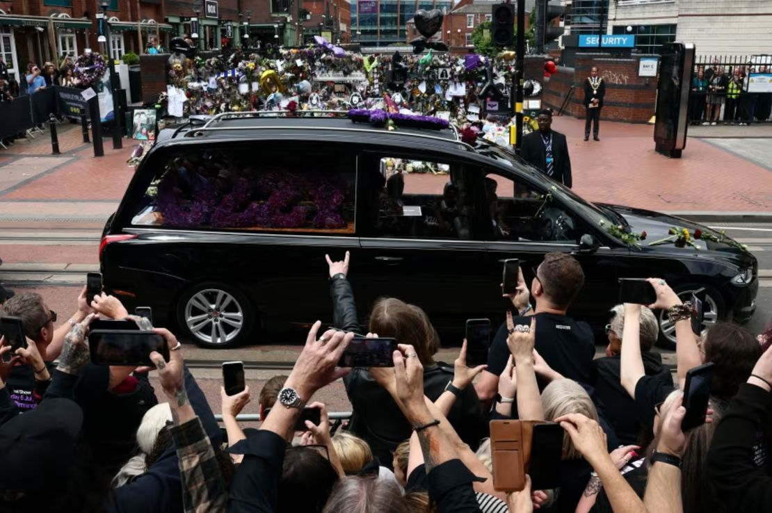 Multitudes se reúnen en el puente Black Sabbath, llamado así en honor a la banda de<em> heavy metal,</em> mientras el cortejo fúnebre de Ozzy Osbourne, su exlíder, pasa por su ciudad natal, en Birmingham, Inglaterra, el 30 de julio de 2025.