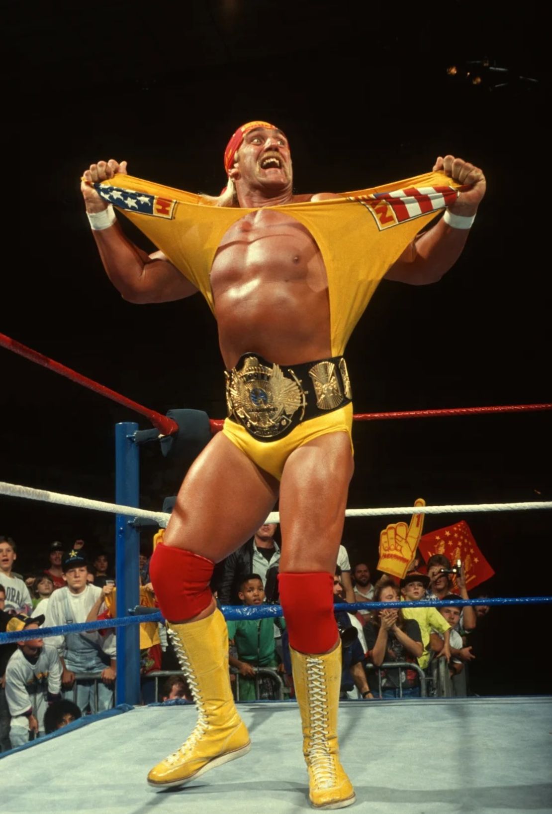 Hulk Hogan hace su entrada durante un espectáculo en Fort Wayne, Indiana, en 1991.