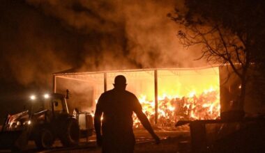 Un peligroso incendio obliga a evacuar a más de 5.000 personas en las afueras de Atenas