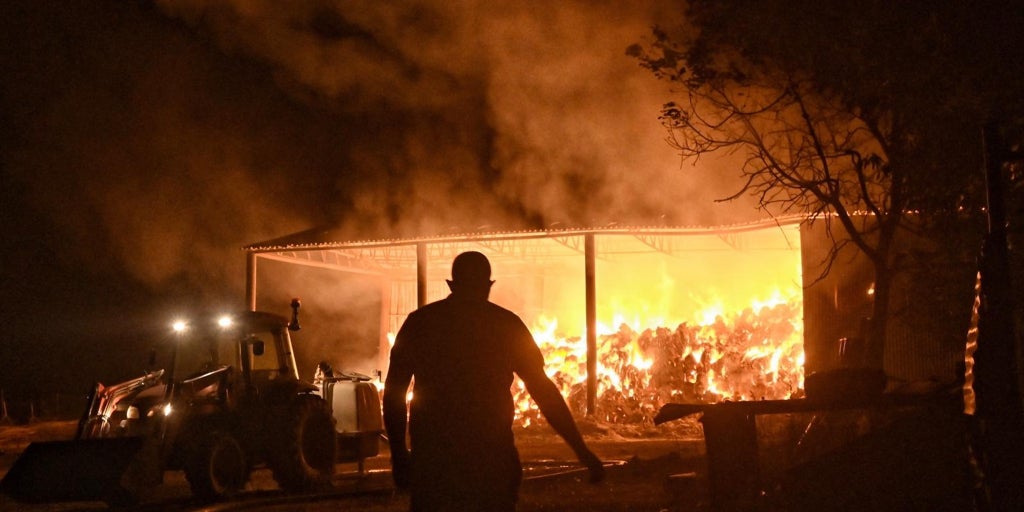 Un peligroso incendio obliga a evacuar a más de 5.000 personas en las afueras de Atenas