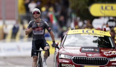 Kaden Groves gana la penúltima etapa tras la caída de Iván Romeo