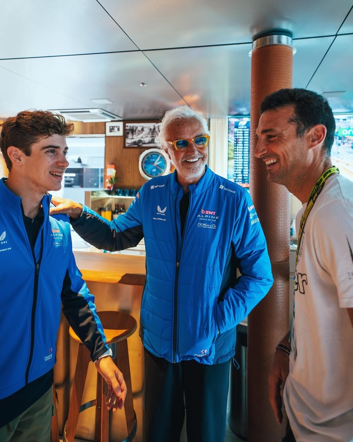 La visita de Lionel Scaloni a los boxes de Alpine. (Foto: Alpine)