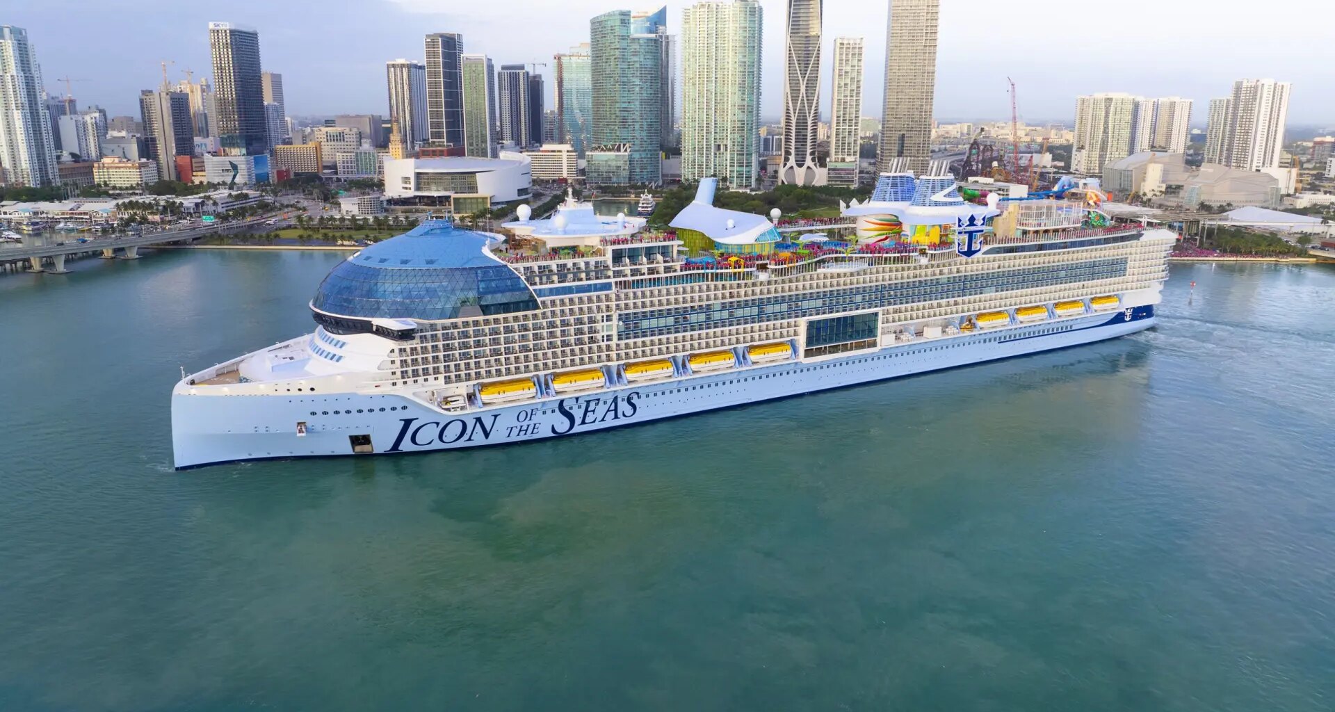 Muere un tripulante que trabajaba en el crucero más grande del mundo después de apuñalar a una compañera y lanzarse al mar