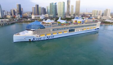 Muere un tripulante que trabajaba en el crucero más grande del mundo después de apuñalar a una compañera y lanzarse al mar