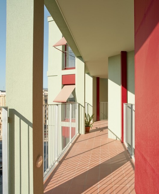 Illa Glòries Vivienda Social / Cierto Estudio - Fotografía interior, Balcón
