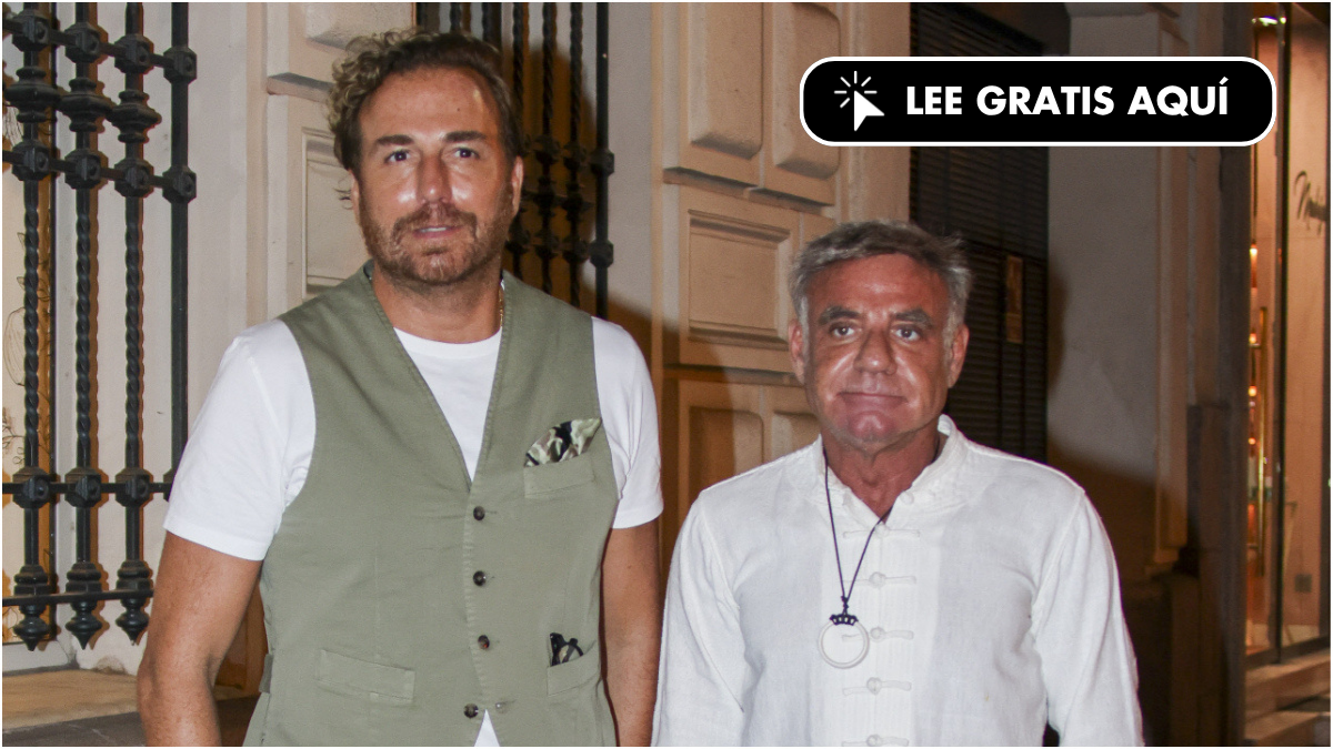 jardín dentro del salón y cocina de lujo