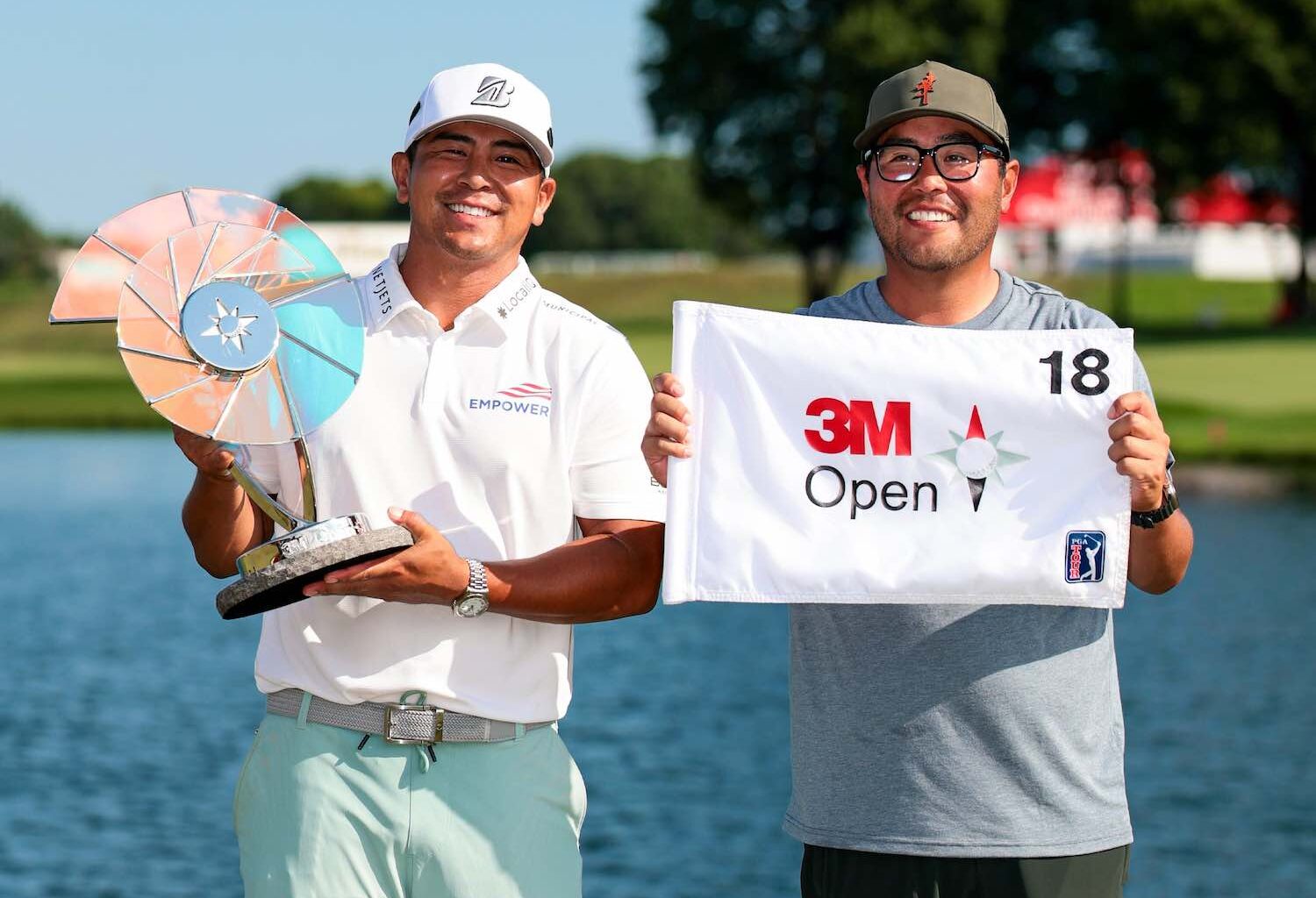 Kurt Kitayama y su hermano posan tras la victoria en el 3M Open.