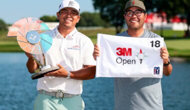 Kurt Kitayama y su hermano posan tras la victoria en el 3M Open.