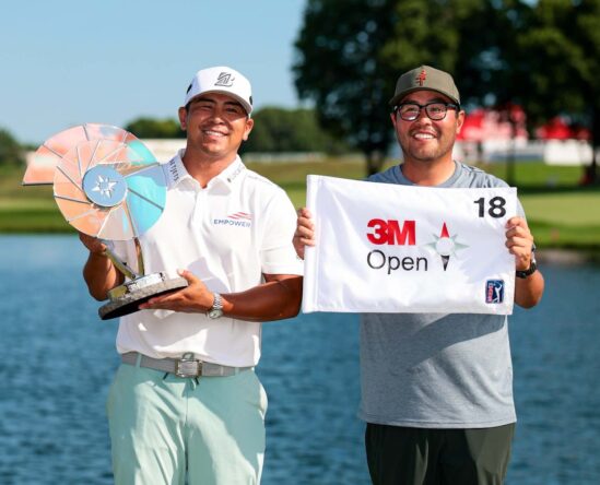 Kurt Kitayama y su hermano posan tras la victoria en el 3M Open.