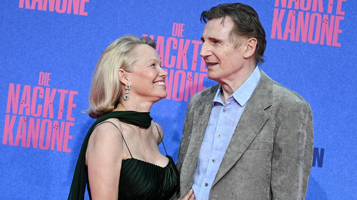 Pamela Anderson y Liam Neeson