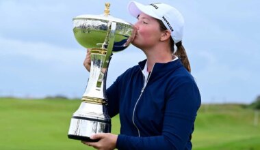 Lottie Woad besa el trofeo de campeona en el Scottish Open.
