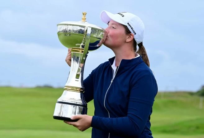 Lottie Woad besa el trofeo de campeona en el Scottish Open.