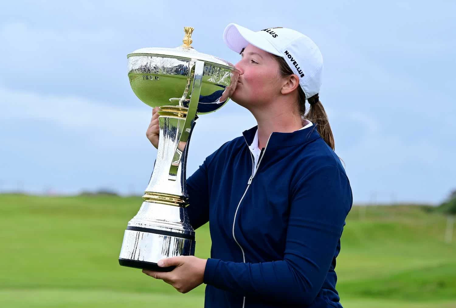 Lottie Woad besa el trofeo de campeona en el Scottish Open.