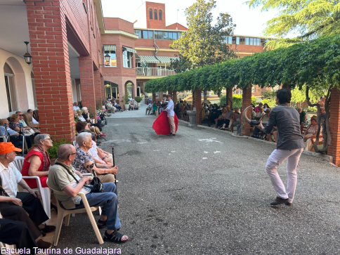 Los alumnos de la Escuela Taurina de Guadalajara visitan a los mayores de Santa Teresa Jornet | NuevaAlcarria